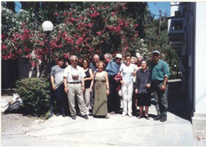 Στιγμιότυπο από την επίσκεψη στο σπίτι της Περσεφόνης Κουτσουράδη στις 27.5.2001. Διακρίνονται ανάμεσα σε άλλους ο πρόεδρος της Διεθνούς Επιτροπής