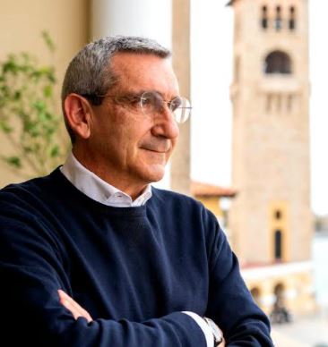 Εικόνα που περιέχει άτομο, άνδρας, υπαίθριος

Περιγραφή που δημιουργήθηκε αυτόματα